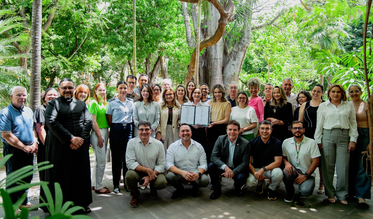 grupo de pessoas posa para a foto no bosque do paço